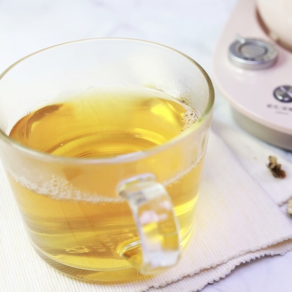 玻璃杯裝北鼎美顏壺紅棗枸杞菊花茶