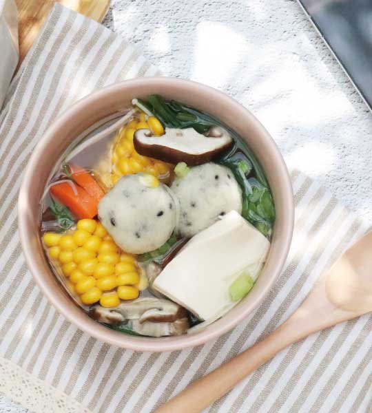 BUYDEEM-北鼎-北鼎粉漾壺-烹煮壺-陳月卿-養生達人-食譜-食農-食農教育-綠色食譜-綠色飲食-永續飲食-當季食材-在地食材-養生湯-養顏美容-蒸燉鍋-電鍋-立冬高鈣蔬菜湯-芝麻起司豆腐丸