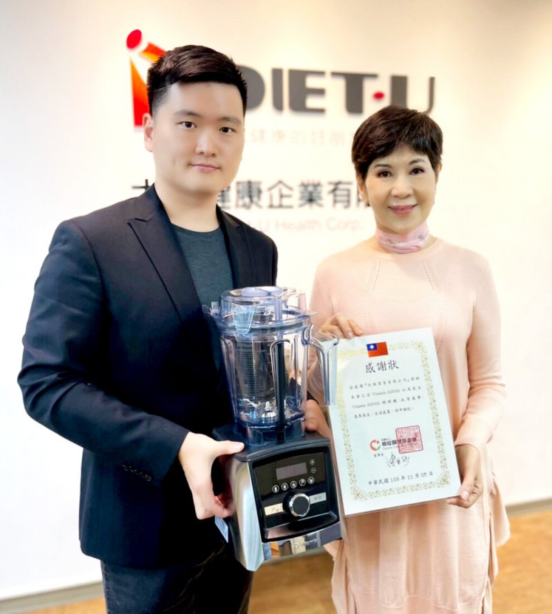 照片2-癌症關懷基金會陳月卿董事長感謝大侑貿易營運長陳柏年長期贊助_800px