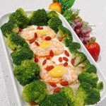 翠綠的花椰菜、鮮甜的蝦仁、滑嫩的蒸蛋， 再搭配金針菇的清香與蔥花的提味