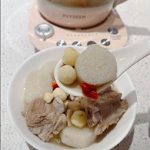 夏天養生湯以排骨、山藥、蓮子、茯苓、黃耆與枸杞燉煮的清爽家常湯品