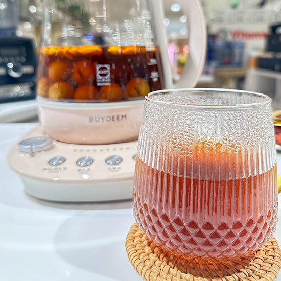 養生五行茶以紅棗、桂圓、枸杞、老薑與紅茶煮成的秋冬養生熱飲